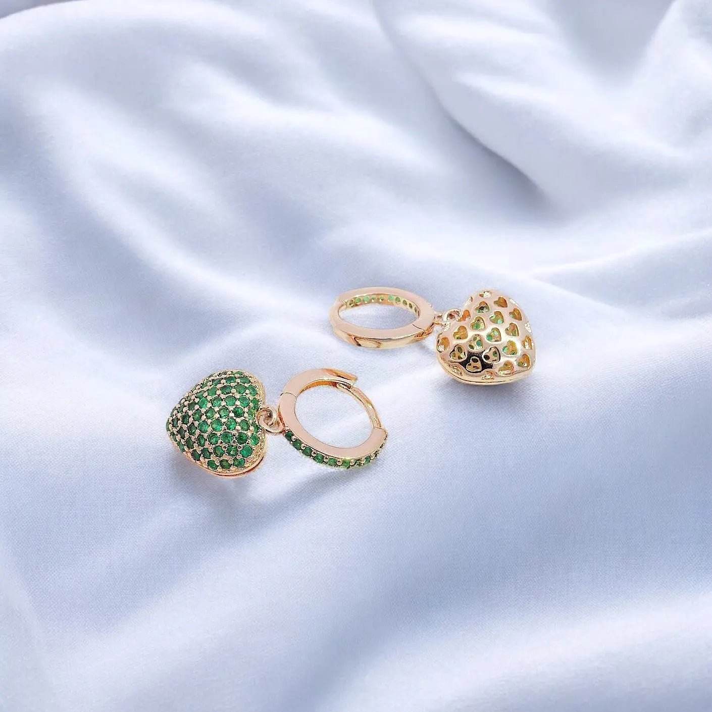 Roségoudkleurige hart oorbellen met groene zirkonia stenen - Victoria Valenza