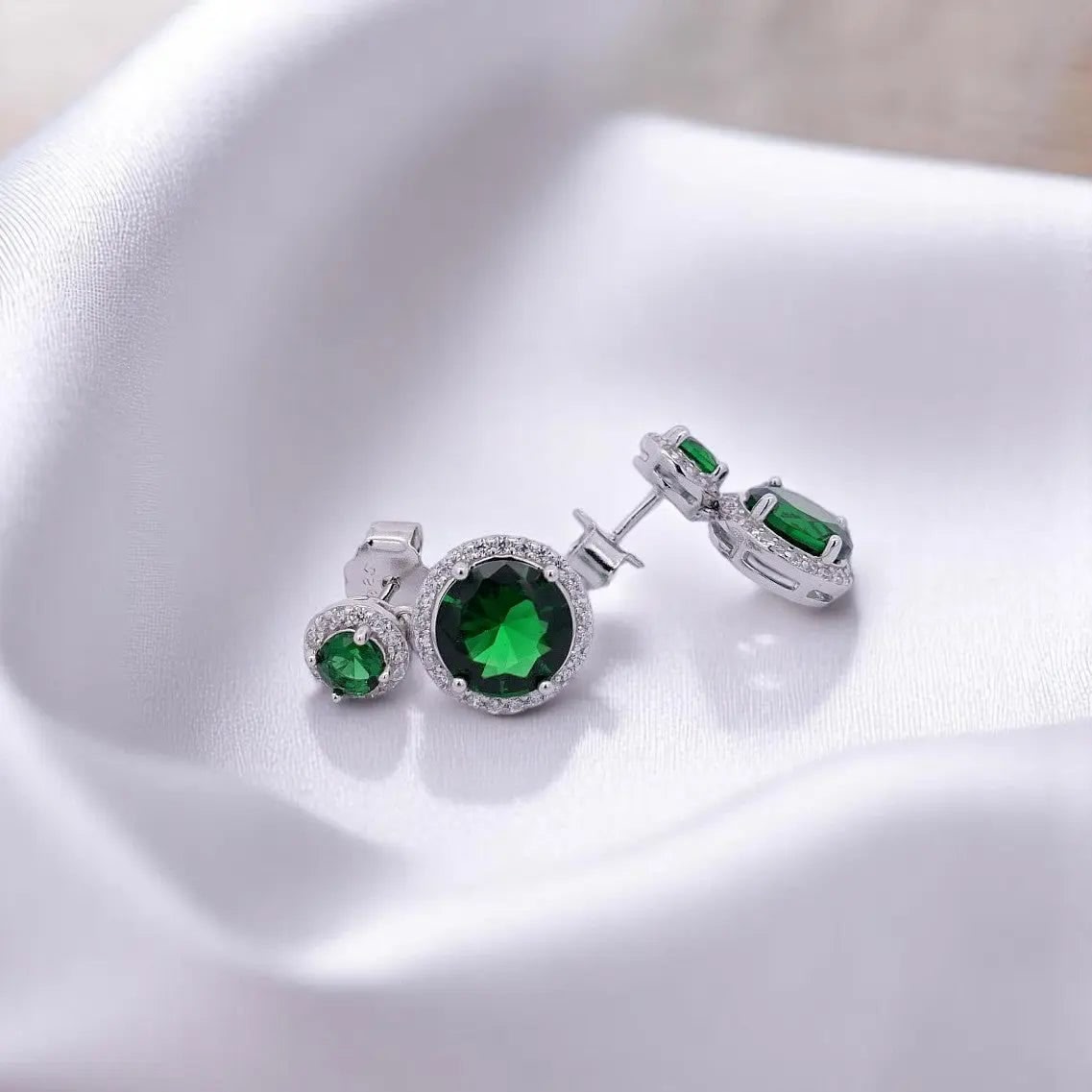Zilveren fantasie oorbellen met groene zirkonia stenen  Victoria Valenza