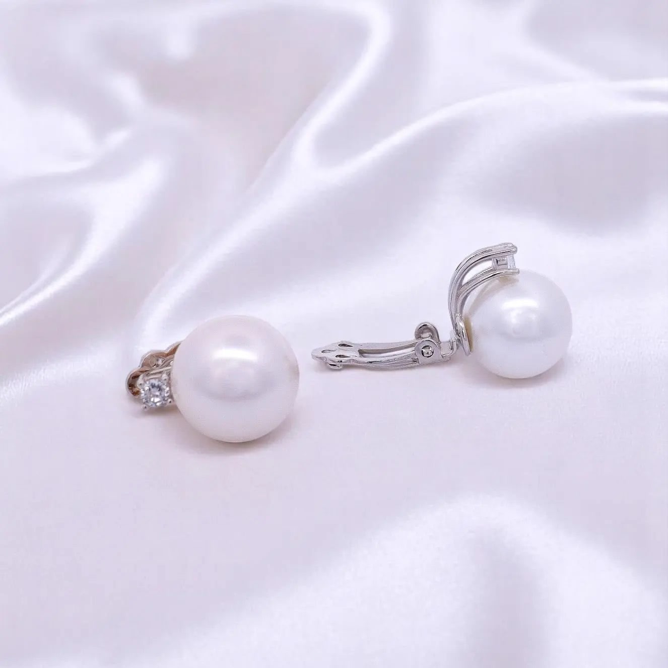 Zilveren clip oorbellen met parels 14 mm en zirkonia stenen.  Victoria Valenza