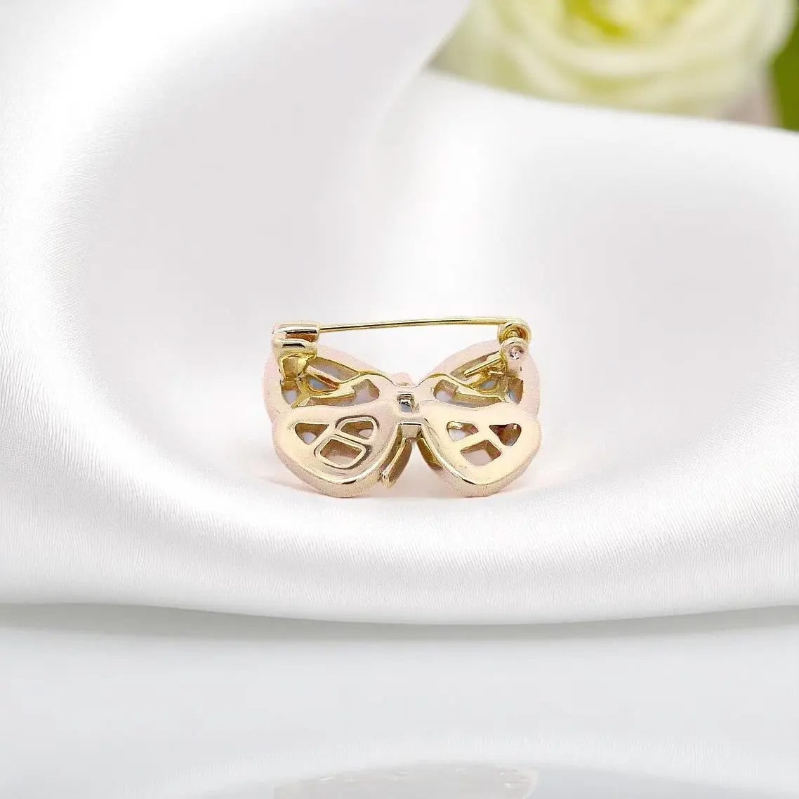 Goudkleurige vlinder broche met parelmoer en zirkonia stenen  Victoria Valenza