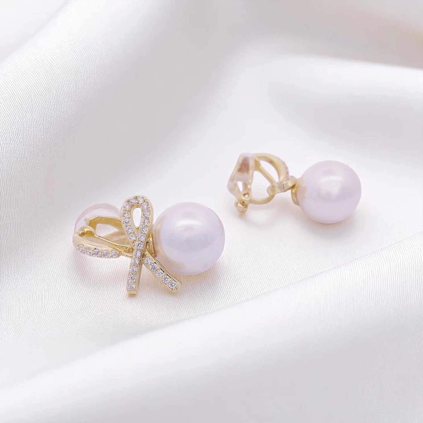 Goudkleurige ribbon oorbellen met clipsen, parels en zirkonia stenen  Victoria Valenza