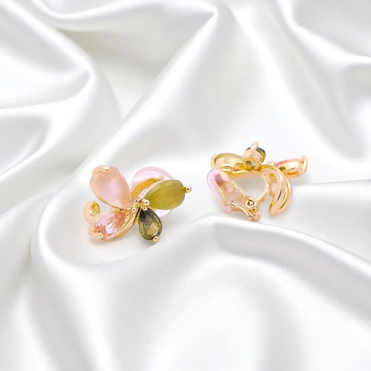 Goudkleurige vlinder oorbellen met clipsen en multicolor zirkonia stenen  Victoria Valenza