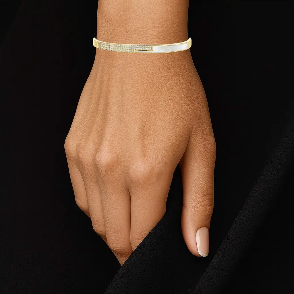Goudkleurige puzzel armband met parelmoer en zirkonia stenen  Victoria Valenza