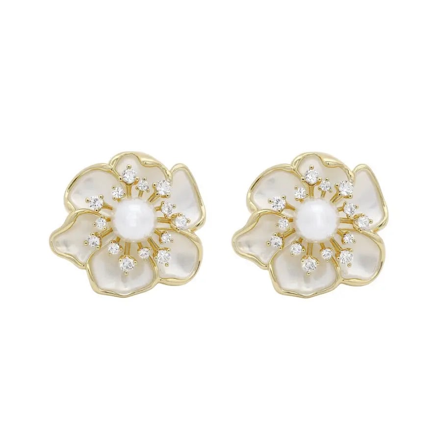 Goudkleurige sakura bloem oorbellen met parels, zirconia stenen en emaille  Victoria Valenza