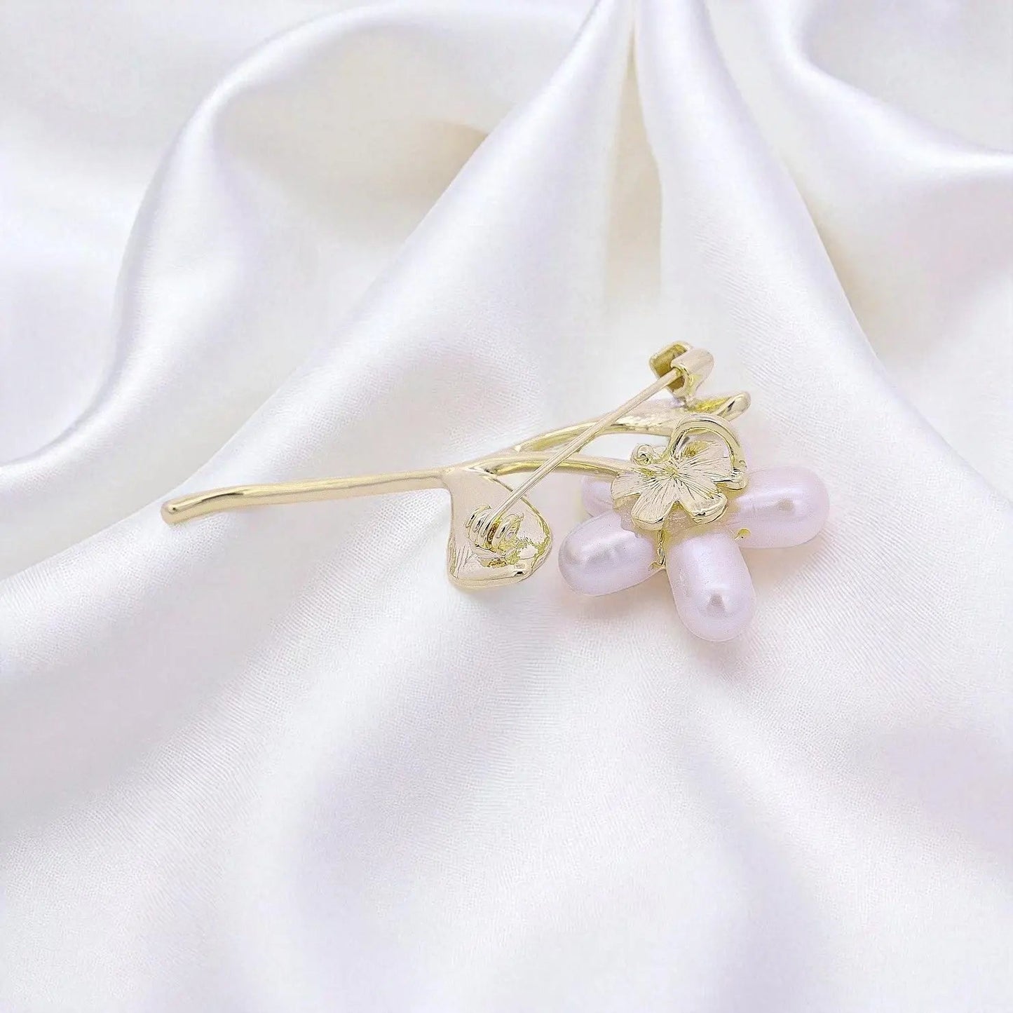 Goudkleurige veldbloem broche teven hanger met zoetwater parels en emaille  Victoria Valenza
