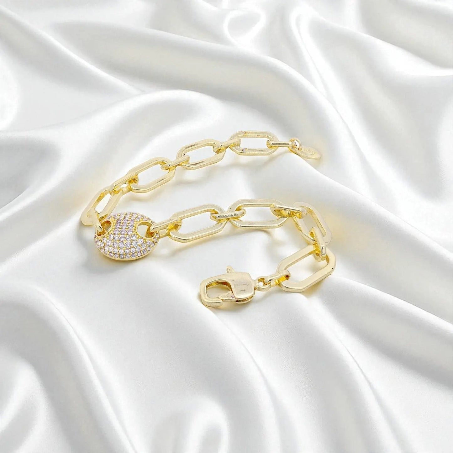 Goudkleurige schakelarmband koffieboon met pavé zirkonia stenen  Victoria Valenza