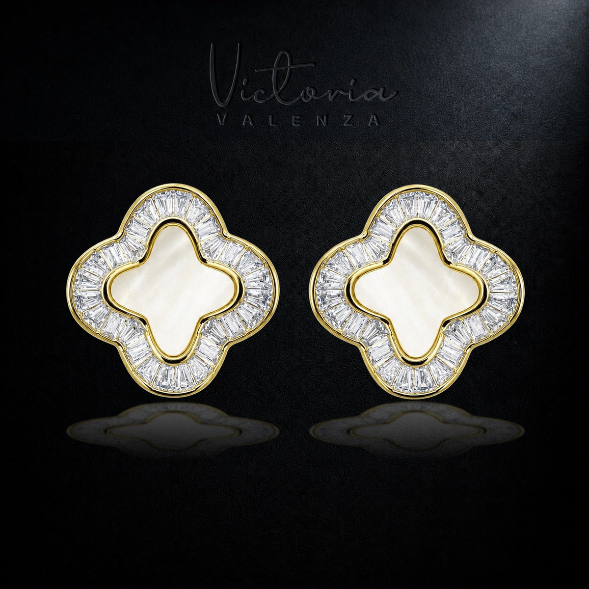 Goudkleurige Clover Clip Oorbellen met Parelmoer en Zirkonia Stenen | Victoria Valenza