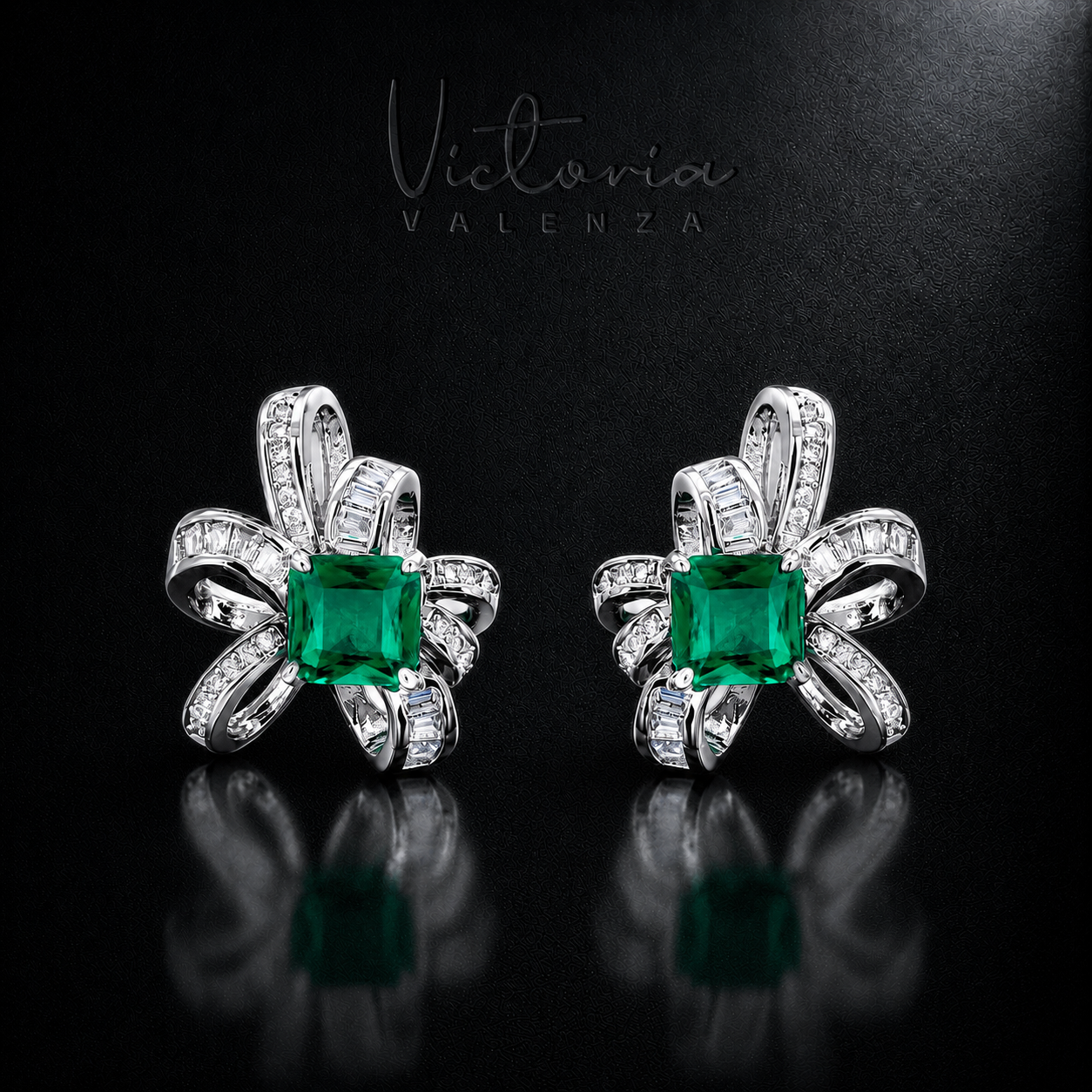 Zilverkleurige Emerald Bow Oorbellen met Groene Zirkonia Stenen | Victoria Valenza