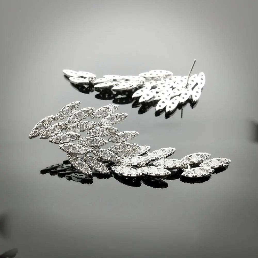 
                      
                        Zilverkleurige Luna blad oorbellen met zirkonia's - Victoria Valenza
                      
                    
