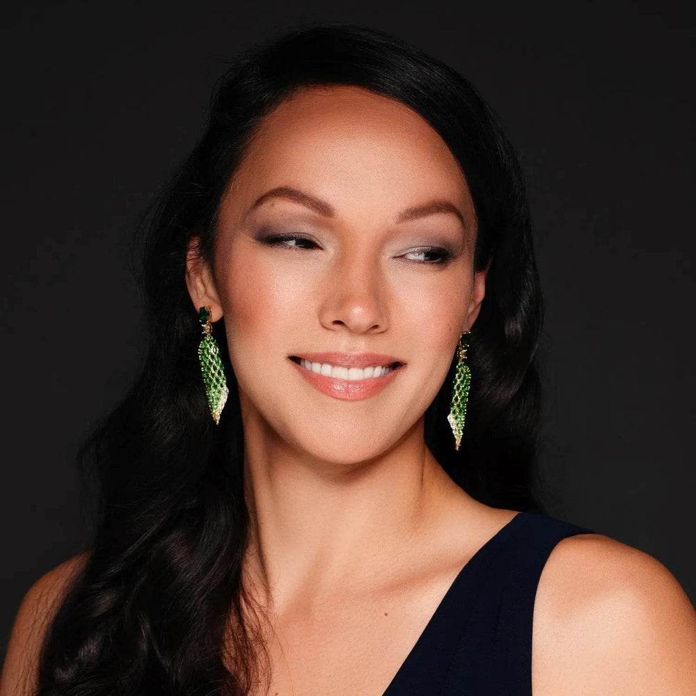 Goudkleurige blad oorbellen met groene zirkonia's - Victoria Valenza