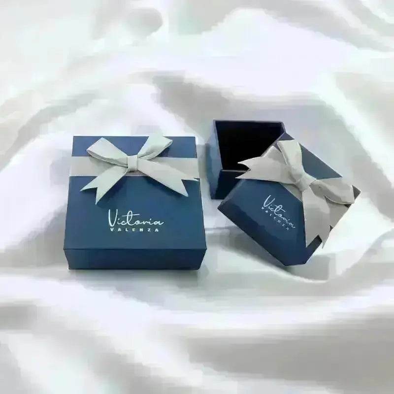 
                      
                        Entourage oorbellen met parels en blauwe zirkonia stenen - Victoria Valenza
                      
                    