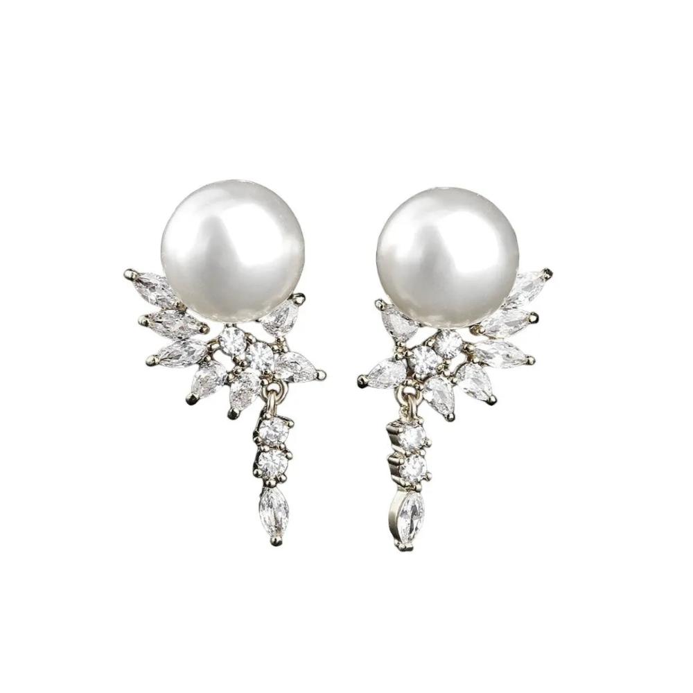 
                      
                        Zilverkleurige parel oorbellen met zirkonia's  Victoria Valenza
                      
                    