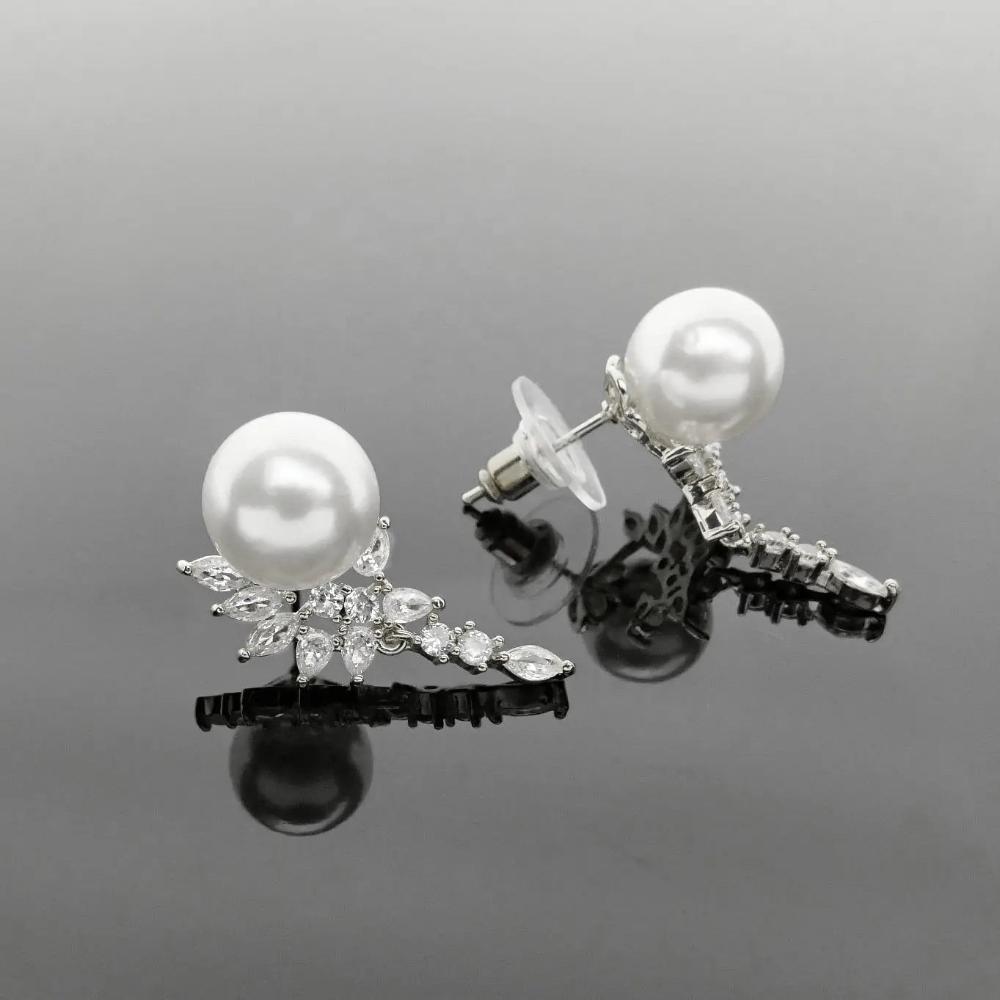 
                      
                        Zilverkleurige parel oorbellen met zirkonia's  Victoria Valenza
                      
                    