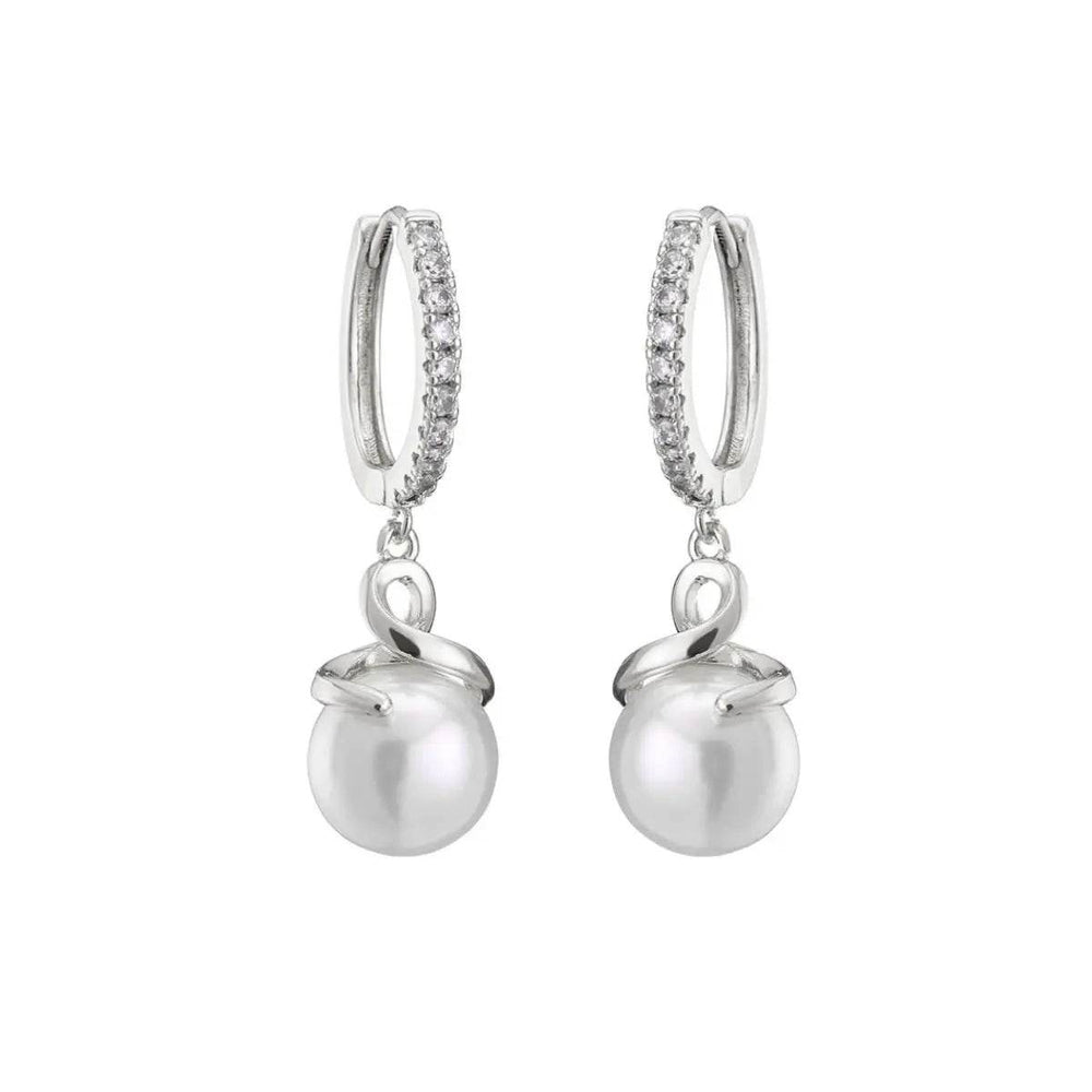 
                      
                        Zilverkleurige parel oorbellen (oorhangers) met zirkonia's - Victoria Valenza
                      
                    