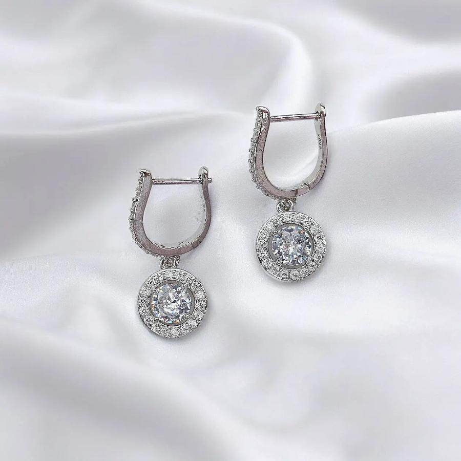 
                      
                        Zilveren oorhangers met witte zirkonia's - Victoria Valenza
                      
                    