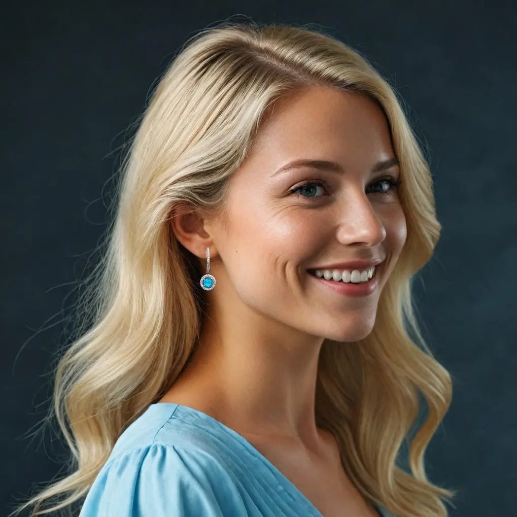 925 Sterling Zilveren Oorbellen met Blauwe en Witte Zirkonia Stenen op model | Victoria Valenza