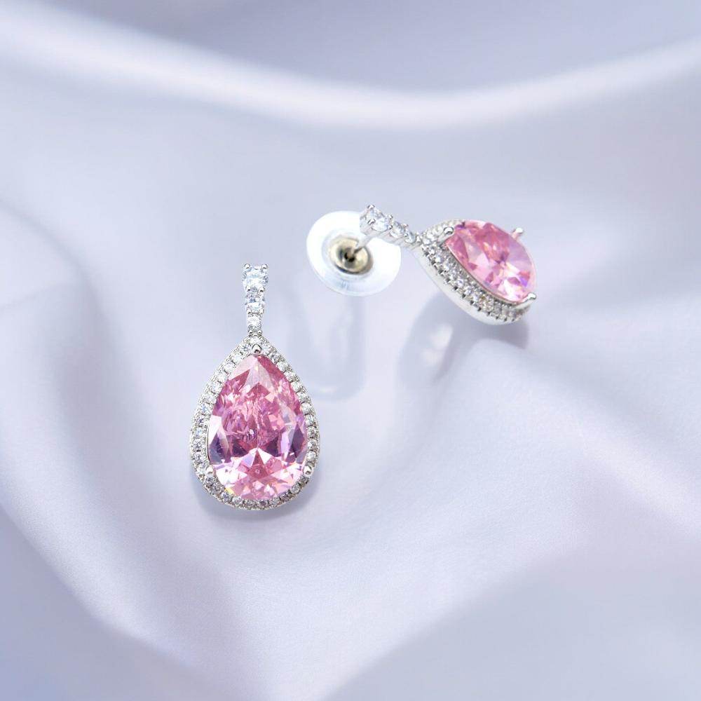 
                      
                        Zilverkleurige oorbellen met peervormige roze zirkonia's - Victoria Valenza
                      
                    