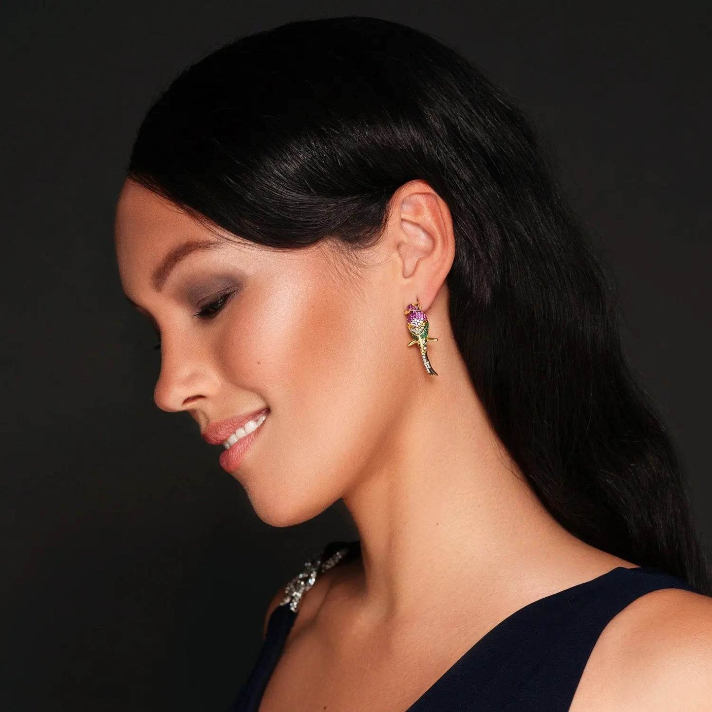 Goudkleurige vogel oorbellen met multicolor zirkonia's - Victoria Valenza