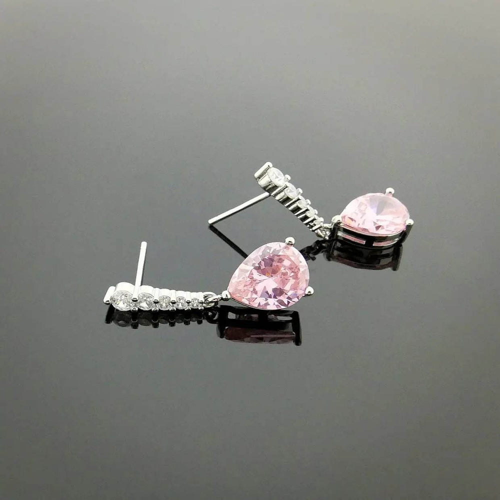 
                      
                        Zilverkleurige oorbellen met Roze en Witte Zirkonia’s - Victoria Valenza
                      
                    