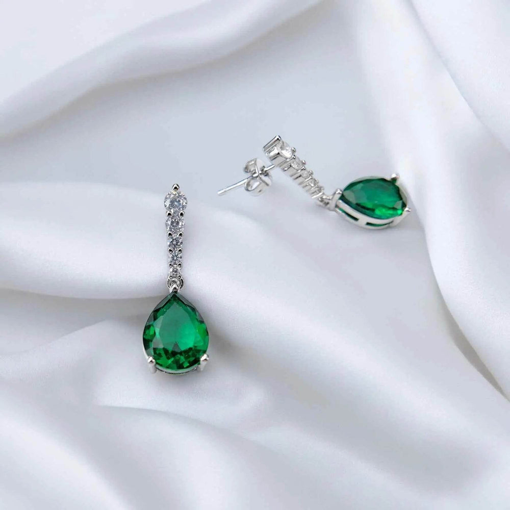 
                      
                        Zilverkleurige cascade oorbellen met groene zirkonia's - Victoria Valenza
                      
                    