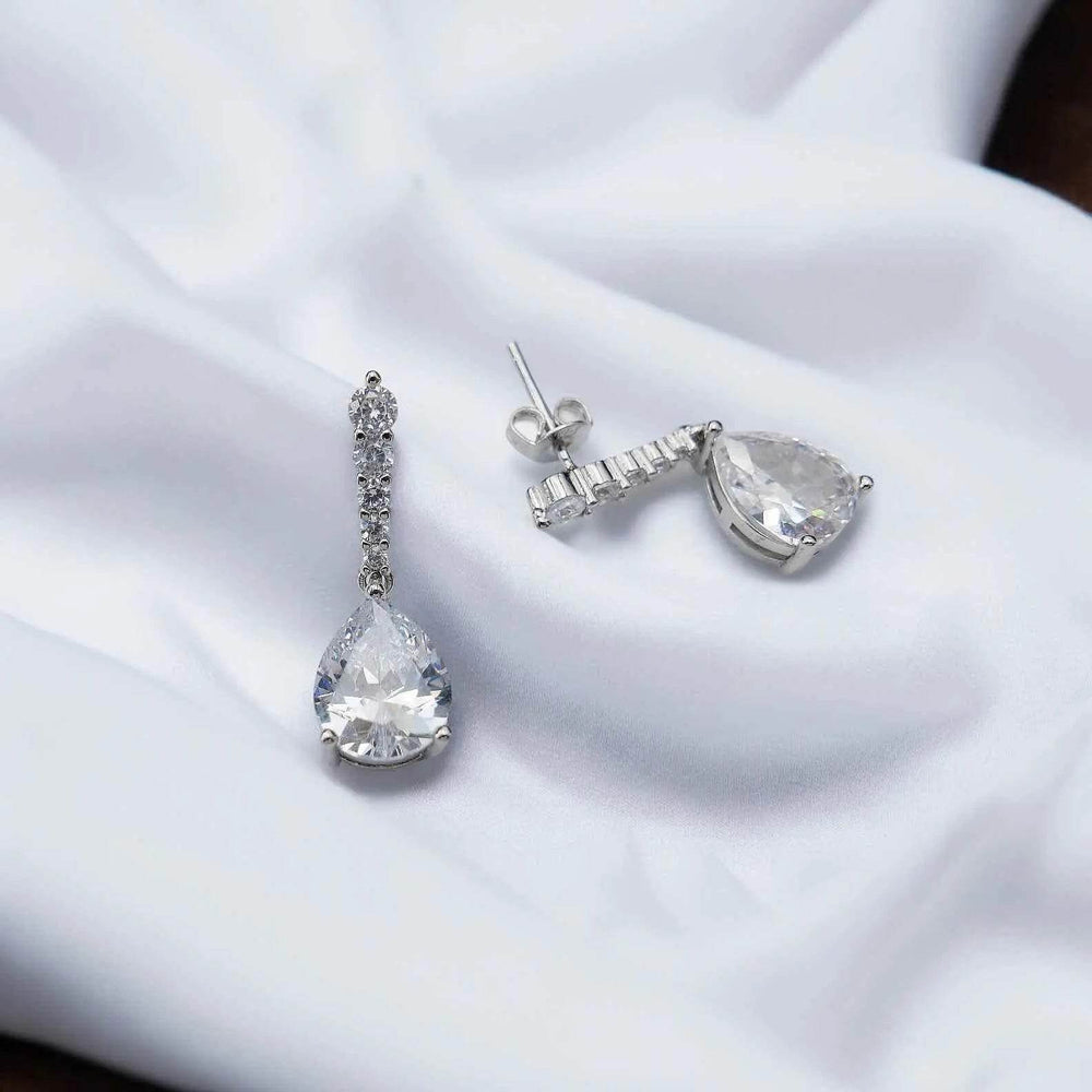 
                      
                        Zilverkleurige cascade oorbellen met zirkonia's - Victoria Valenza
                      
                    