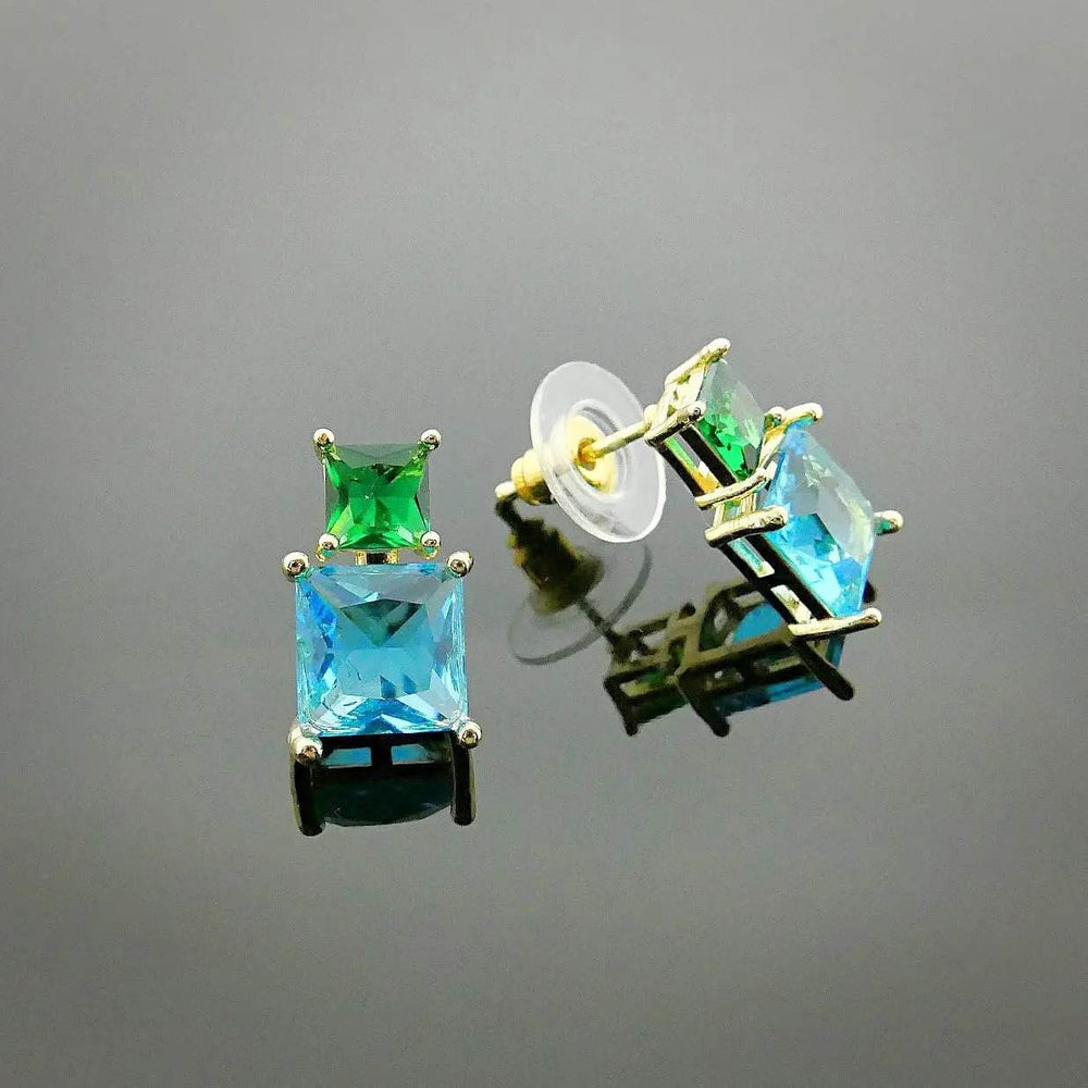 
                      
                        Goudkleurige oorbellen met blauwe en groene zirkonia's - Victoria Valenza
                      
                    