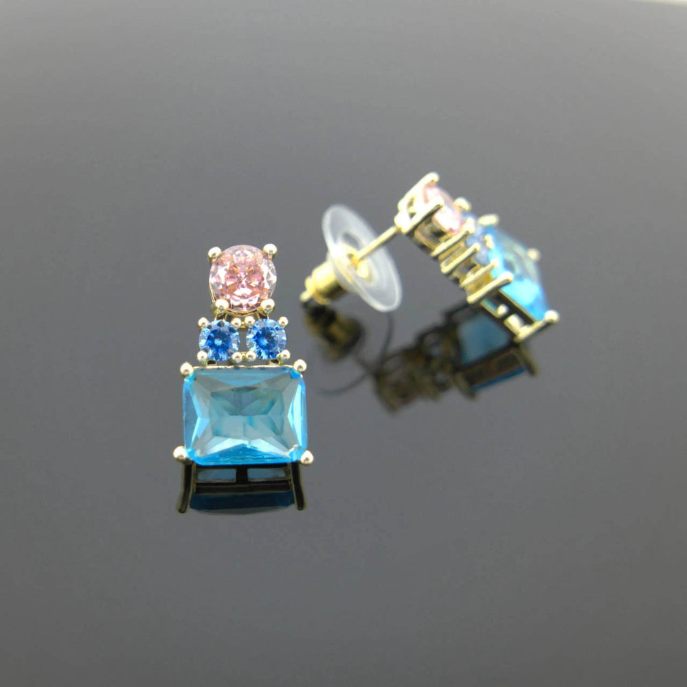 
                      
                        Goudkleurige oorbellen met roze en blauwe zirkonia's - Victoria Valenza
                      
                    