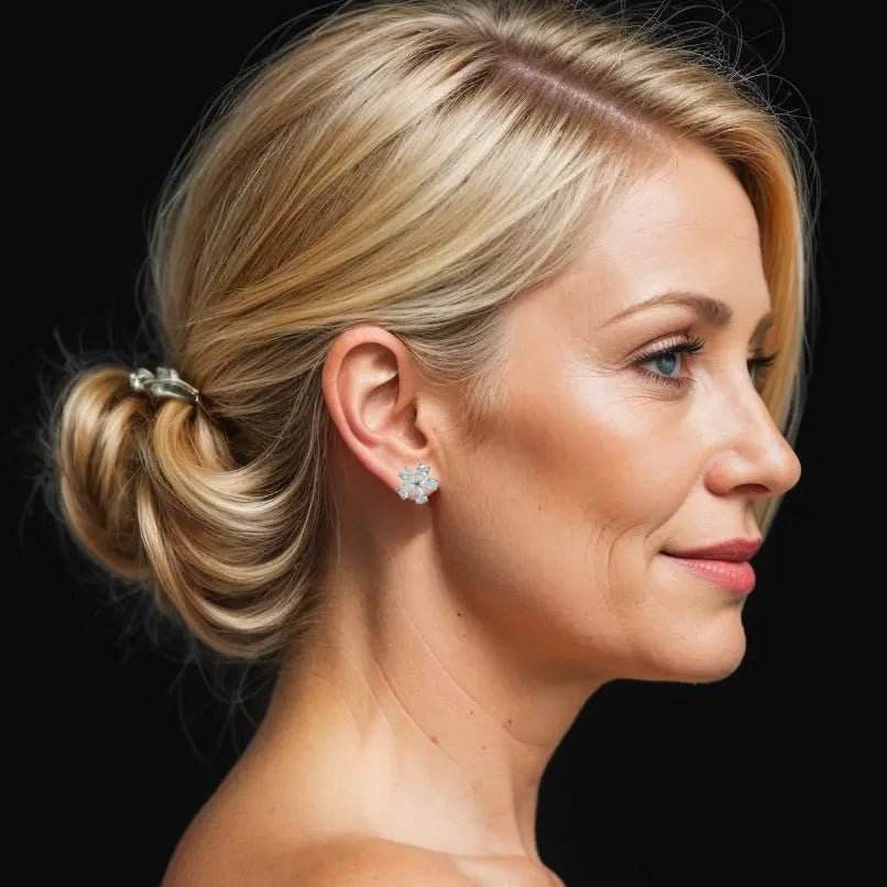 Zilverkleurige bloem oorbellen (oorknoppen) met peervormig geslepen zirkonia's - Victoria Valenza