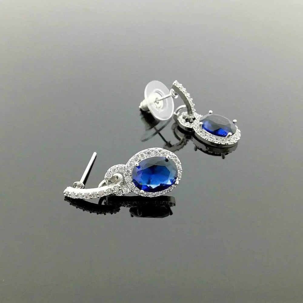 
                      
                        Zilverkleurige oorbellen met blauwe en witte zirkonia's - Victoria Valenza
                      
                    