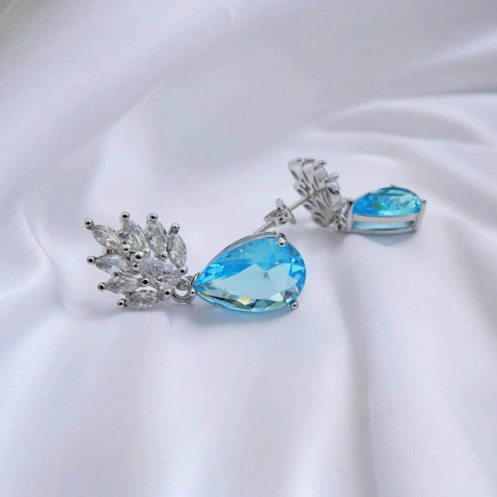 
                      
                        Zilverkleurige oorbellen met grote blauwe peervormige zirkonia's - Victoria Valenza
                      
                    