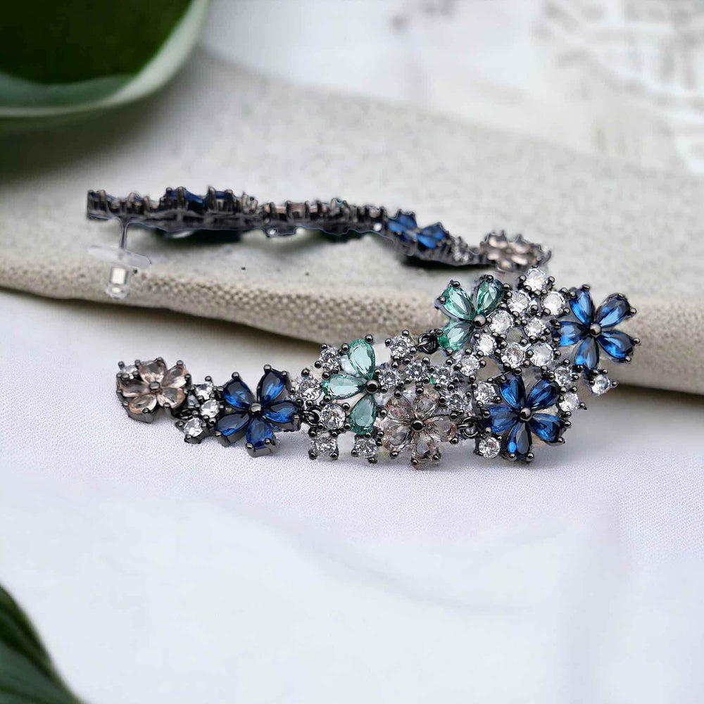 
                      
                        Blauwe en groene bloem oorhangers met zirkonia's - Victoria Valenza
                      
                    