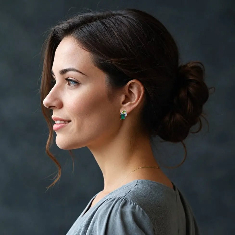 925 Sterling Zilveren Oorbellen met Groene en Witte Zirkonia Stenen op model | Victoria Valenza
