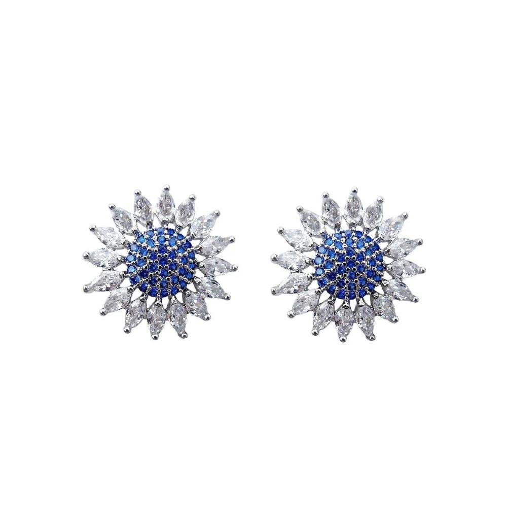 
                      
                        Zilverkleurige bloem oorknoppen met blauwe en witte zirkonia's - Victoria Valenza
                      
                    