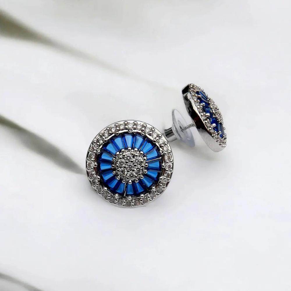 
                      
                        Zilverkleurige Coco oorknoppen met witte en blauwe zirkonia's - Victoria Valenza
                      
                    