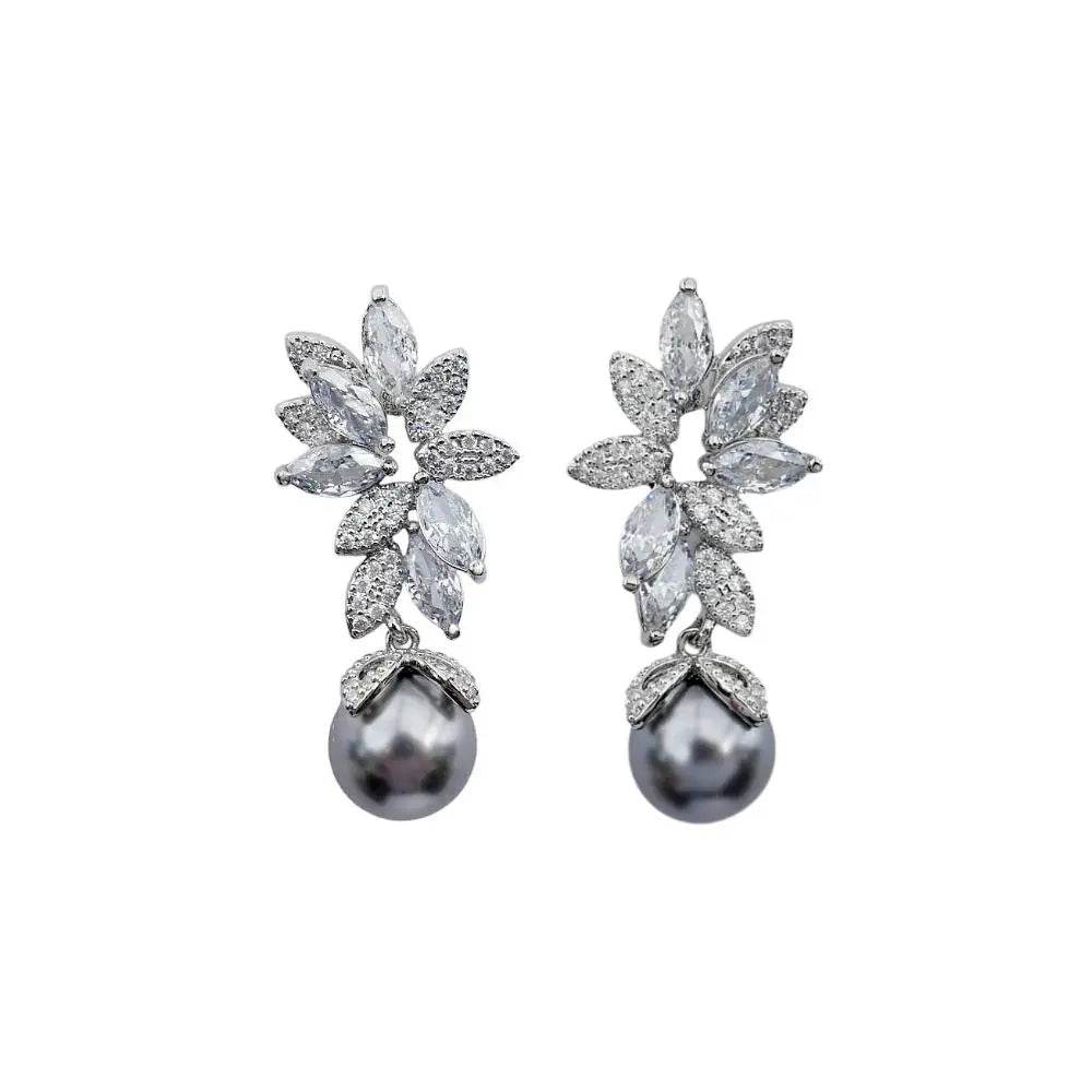 
                      
                        Zilverkleurige elegante oorbellen met zirkonia's en grijze parels - Victoria Valenza
                      
                    