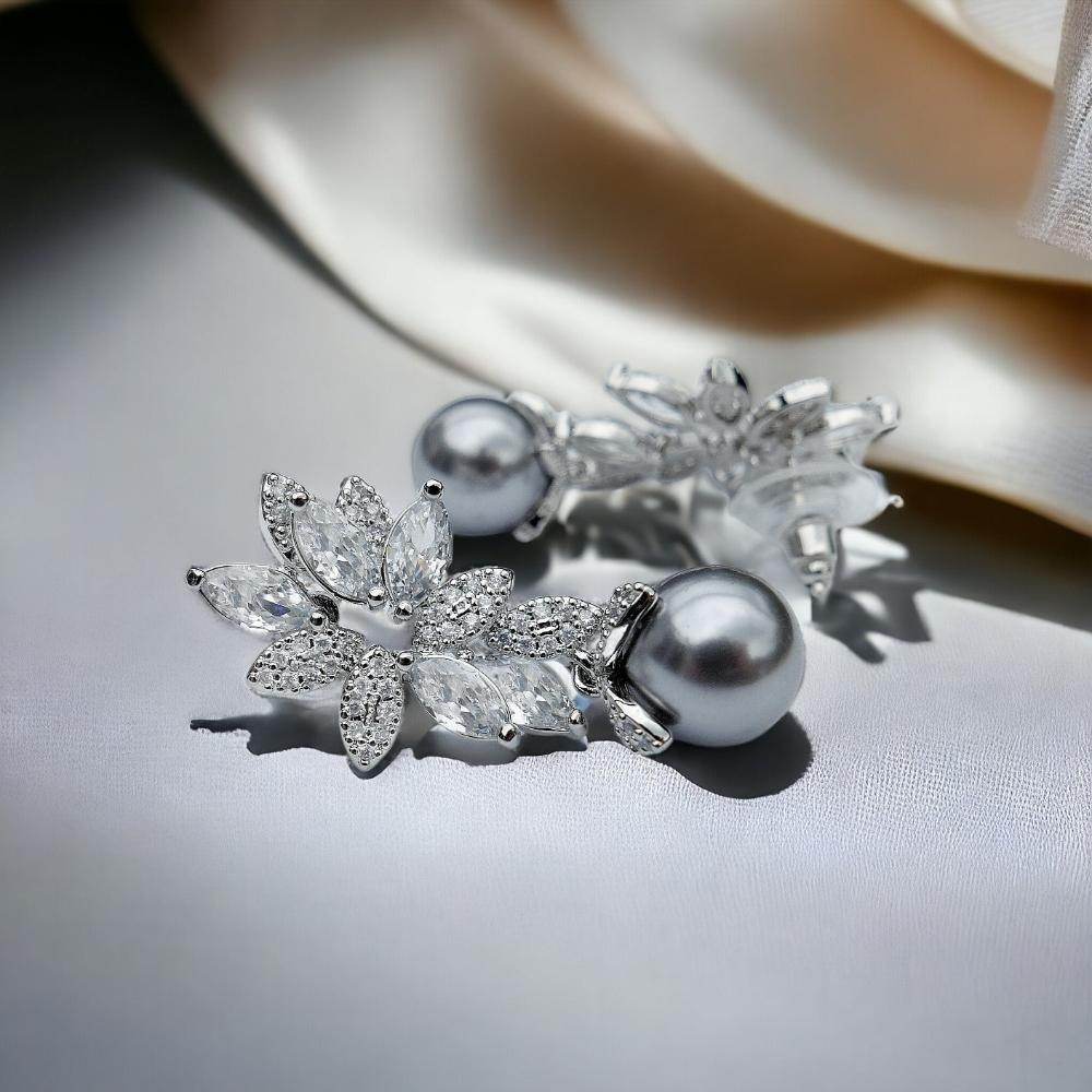 
                      
                        Zilverkleurige elegante oorbellen met zirkonia's en grijze parels - Victoria Valenza
                      
                    