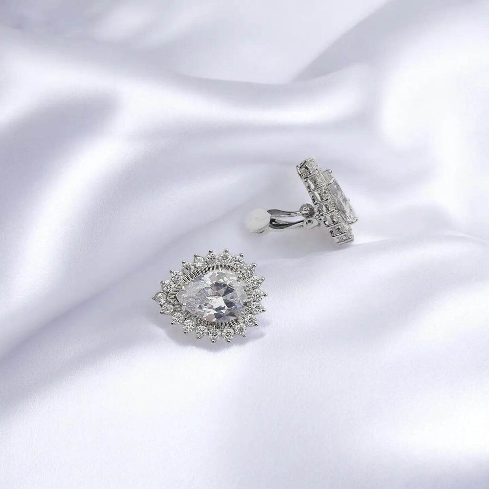 
                      
                        Zilverkleurige Druppel Clip Oorbellen met Clips en Zirkonia’s - Victoria Valenza
                      
                    