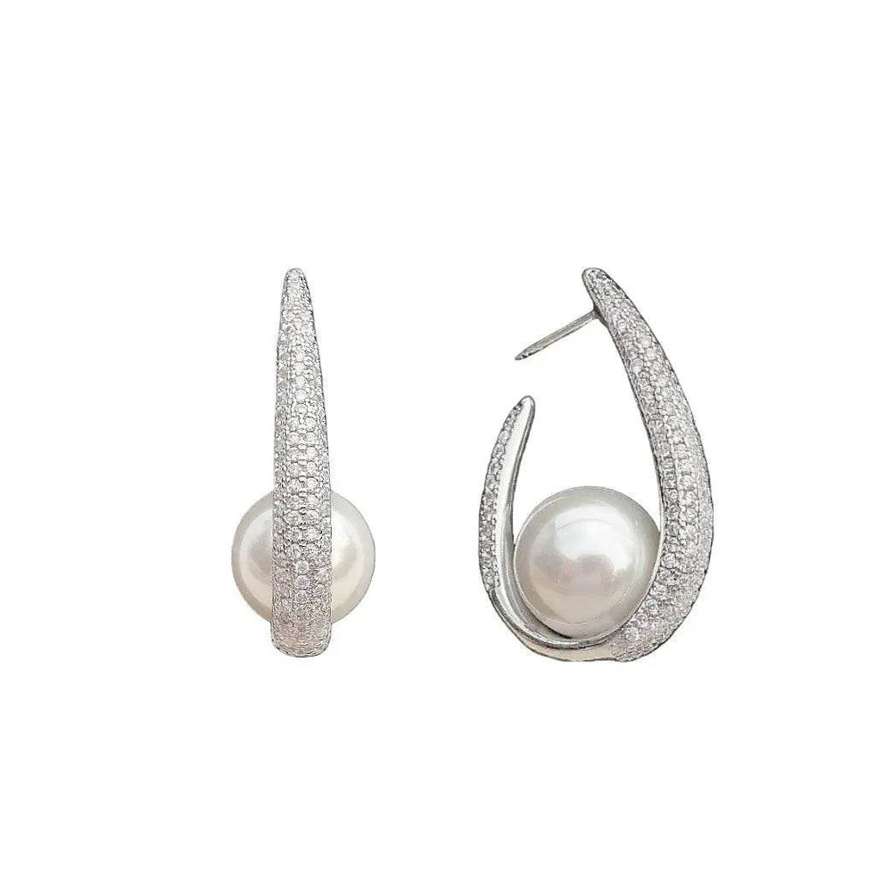
                      
                        Zilverkleurige pavé oorbellen met parels en zirkonia's - Victoria Valenza
                      
                    