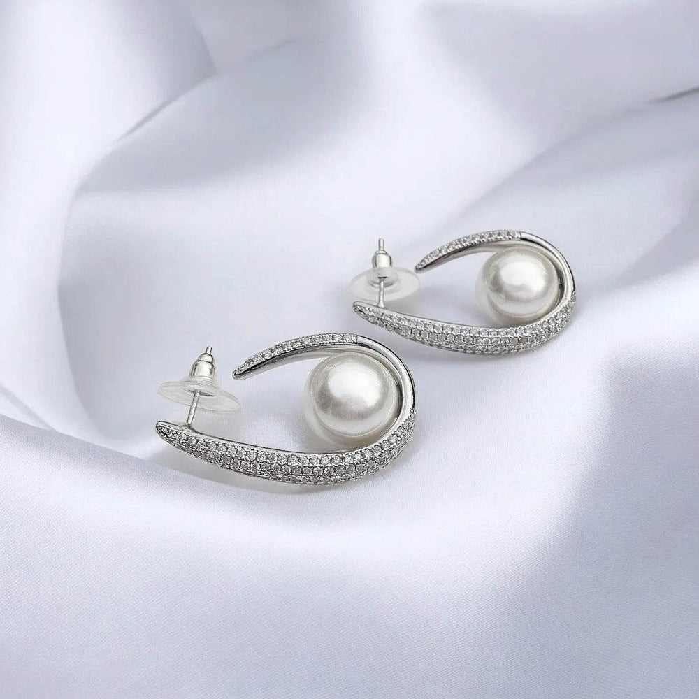 
                      
                        Zilverkleurige pavé oorbellen met parels en zirkonia's - Victoria Valenza
                      
                    