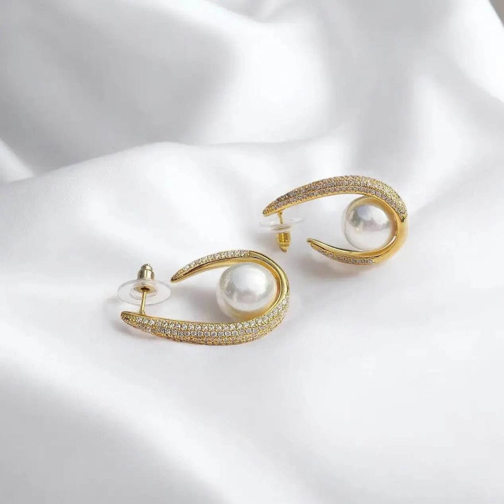 
                      
                        Goudkleurige Goudkleurige Pavé Oorbellen met Parels en Zirkonia’smet parels en zirkonia's - Victoria Valenza
                      
                    