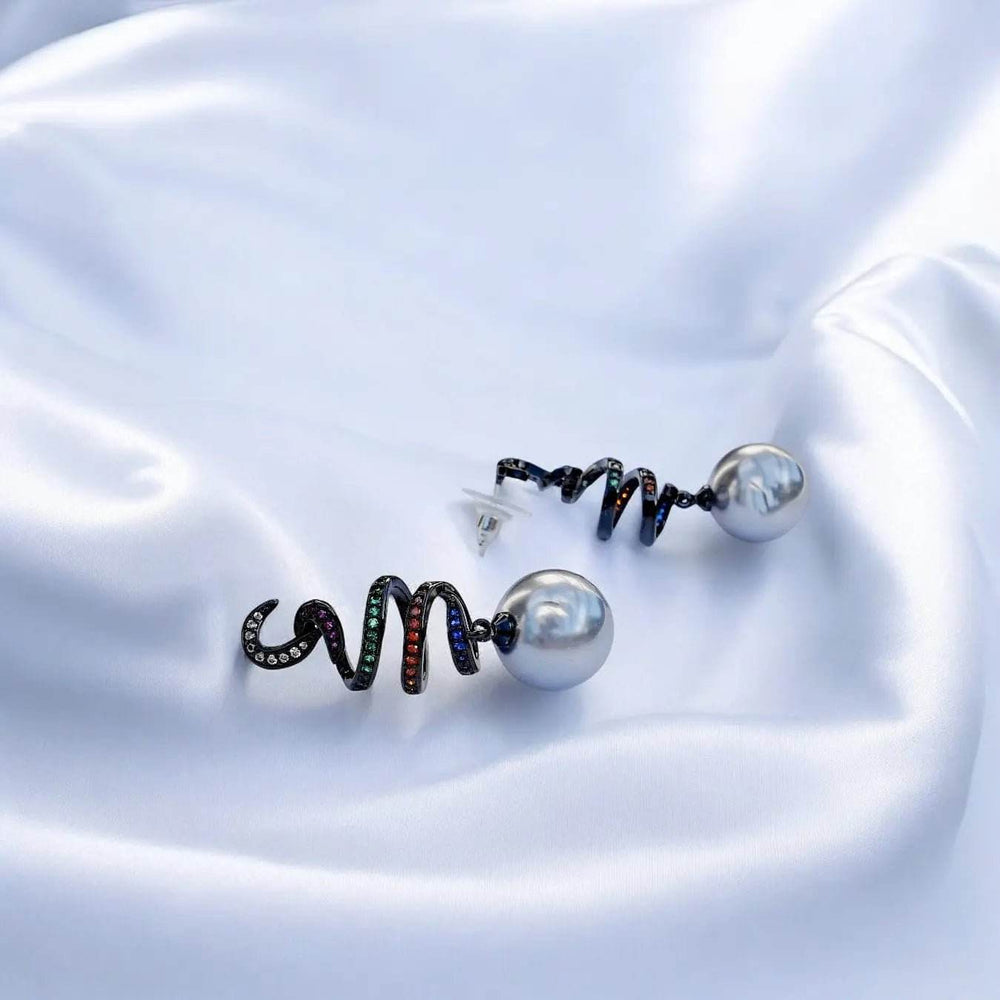 
                      
                        Slinger oorbellen met multicolor zirkonia's en grijze parels - Victoria Valenza
                      
                    