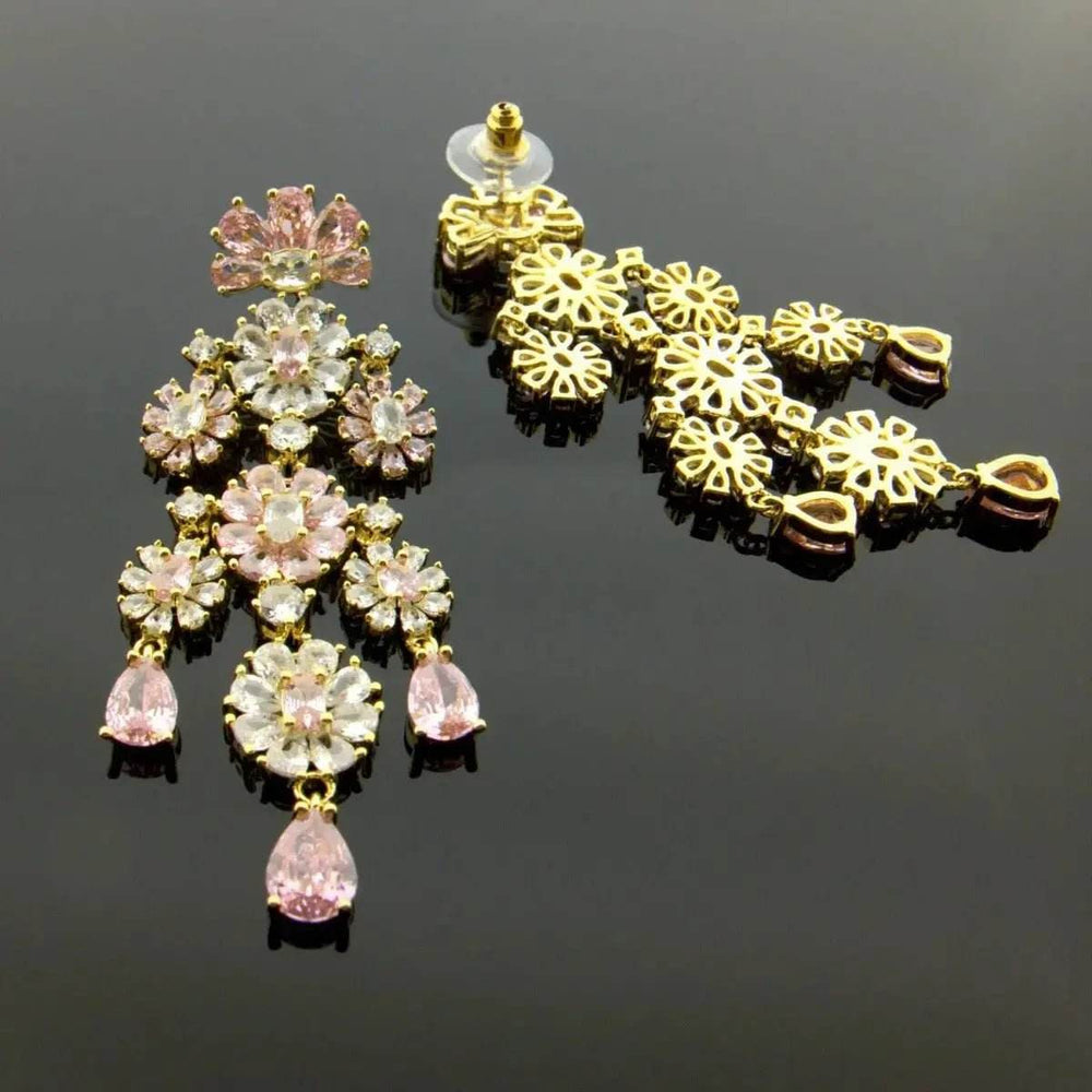 
                      
                        Goudkleurige lange bloemvormige oorbellen met roze zirkonia's - Victoria Valenza
                      
                    