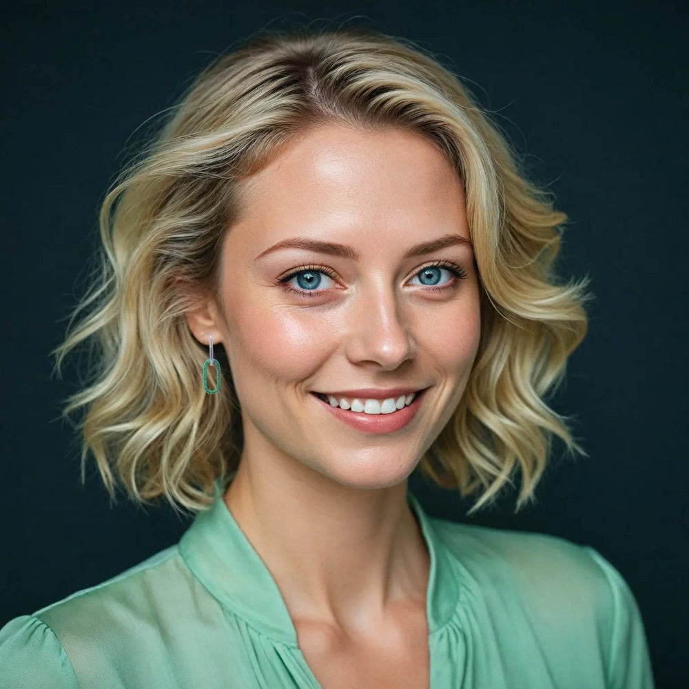 Zilverkleurige lange link oorbellen met groene zirkonia stenen - Victoria Valenza