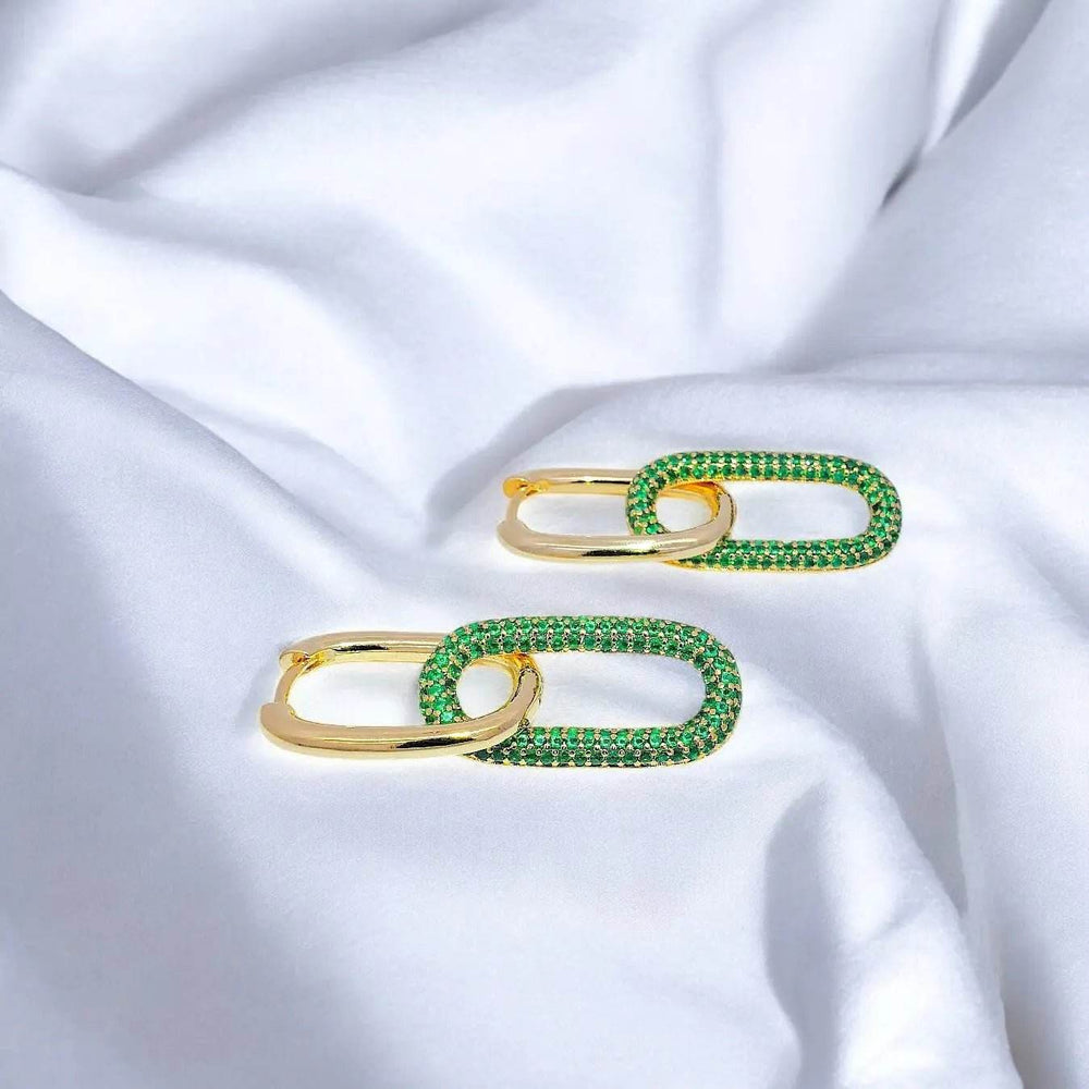 
                      
                        Goudkleurige lange link oorbellen met groene zirkonia stenen - Victoria Valenza
                      
                    