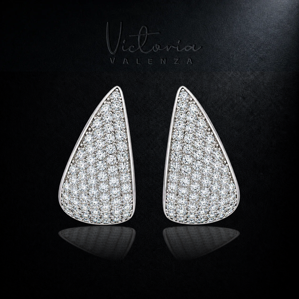 Zilverkleurige Vela Oorbellen met Zirkonia Stenen | Victoria Valenza