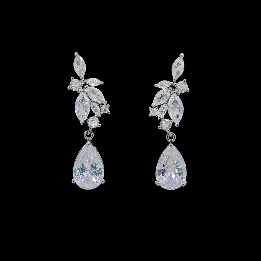 Zilverkleurige elegante oorbellen met peer en markies zirkonia stenen.  Victoria Valenza