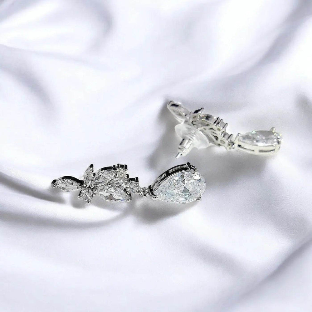 
                      
                        Zilverkleurige elegante oorbellen met peer en markies zirkonia stenen - Victoria Valenza
                      
                    