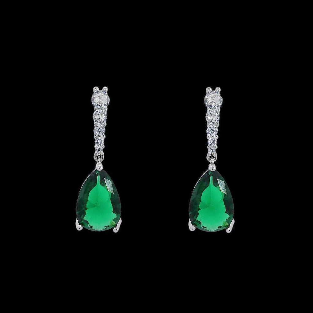 Zilverkleurige oorbellen met peervormige groene zirkonia stenen.  Victoria Valenza