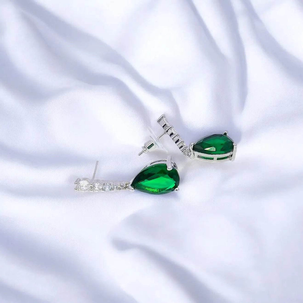 
                      
                        Zilverkleurige oorbellen met peervormige groene zirkonia stenen. - Victoria Valenza
                      
                    