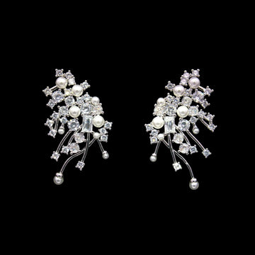 Zilverkleurige fantasie oorbellen met parels en zirkonia stenen  Victoria Valenza